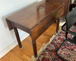 ANTIQUE DROP LEAF TABLE. 