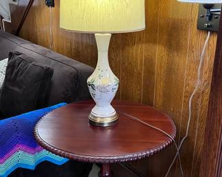 Pedestal table w/ vintage lamp