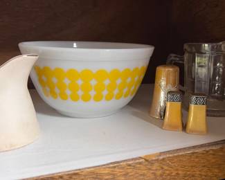 Vintage Pyrex and Kitchenware 
