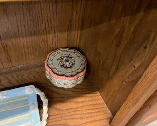Avon Valentines Day Tin 1981