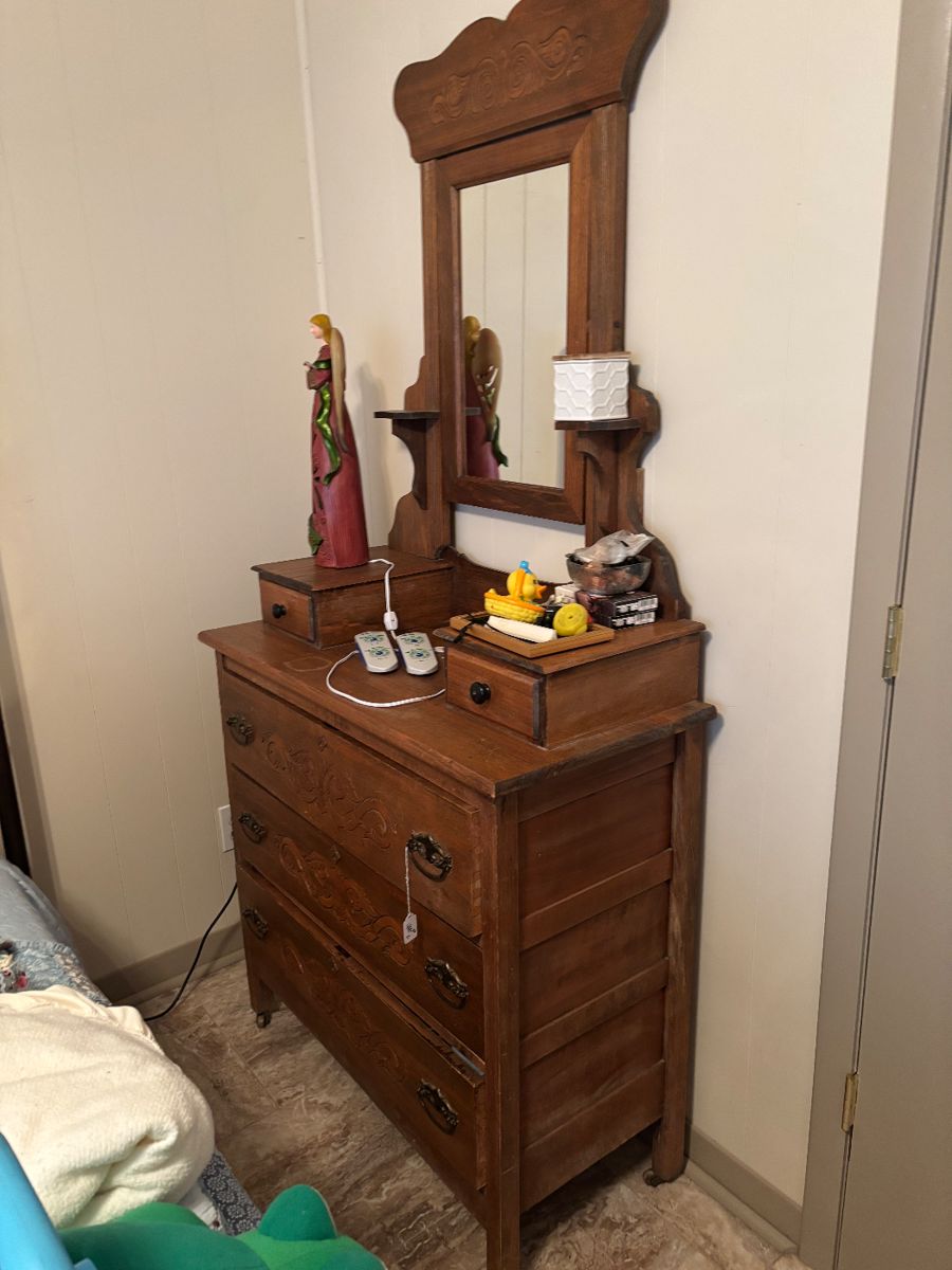 Beautiful Eastlake style dresser 