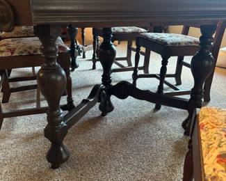Details on mahogany table