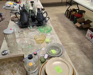 Tons of vintage glassware 