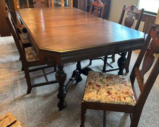 Beautiful mahogany table with 6 chairs 