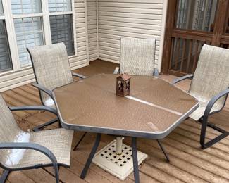 Another nice patio set. *Note snow on chairs. At 14 degrees outside I almost couldn't fish.