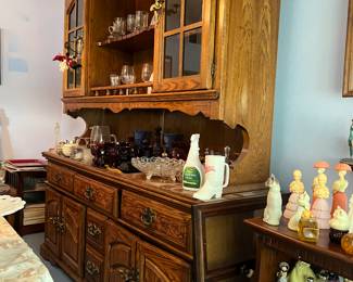 Vintage China cabinet I think I can sell at the lowest possible price of $100.00!