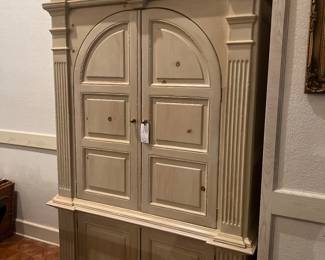 Large armoire