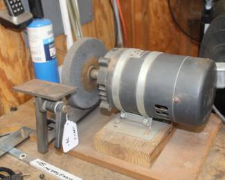 Grinder all the equipment we have at this sale has been tested and work unless otherwise noted on the price tag.