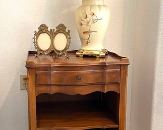 John Widdicomb Furniture
French Provincial Night Stands

20” (L) x 15” (W) x 28.5” (H)