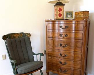 John Widdicomb Furniture French Provincial - Highboy Dresser

33” (L) x 21” (W) x 51.5” (H)
