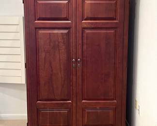 Hideaway Computer Desk Armoire

44” (L) x 25” (W) x 74.5” (H)