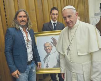Fabian Perez with the Pope when the painting was presented