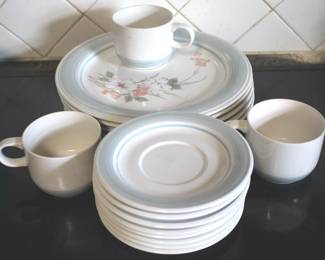195 - 16 Piece Stoneware Dish Set