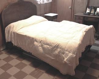 85 - Full Size Bed w/ Bedding - 56" x 78"x 59"