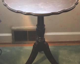 152 - Pie Crust Table - 26" x 22"