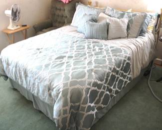 173 - Full Size Bed w/ Bedding - 44" x 58" x 78"
