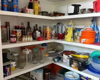 Tons of pantry items 
