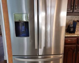Whirlpool stainless steel fridge with freezer bottom With water and ice dispenser