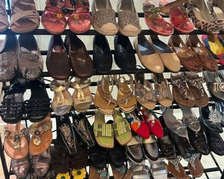 MASSIVE AMOUNT OF LADIES SHOES