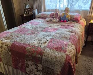 Nice floral bedspread and pillow shams