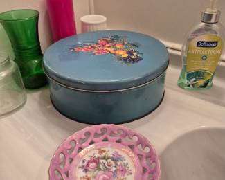 Old tin and vanity items