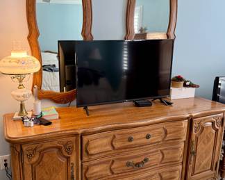 Dresser with 2 mirrors
