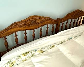 Thomasville 6-piece bedroom set with king size bed, dresser, 2 mirrors, wardrobe and nightstand