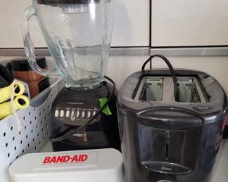 Kitchen appliances: toaster and blender