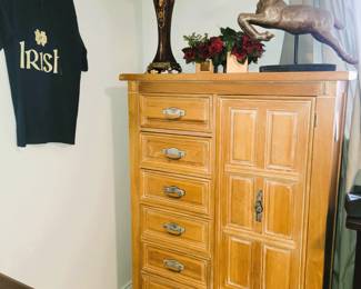 Chest of drawers, pretty lamp and Christmas decor