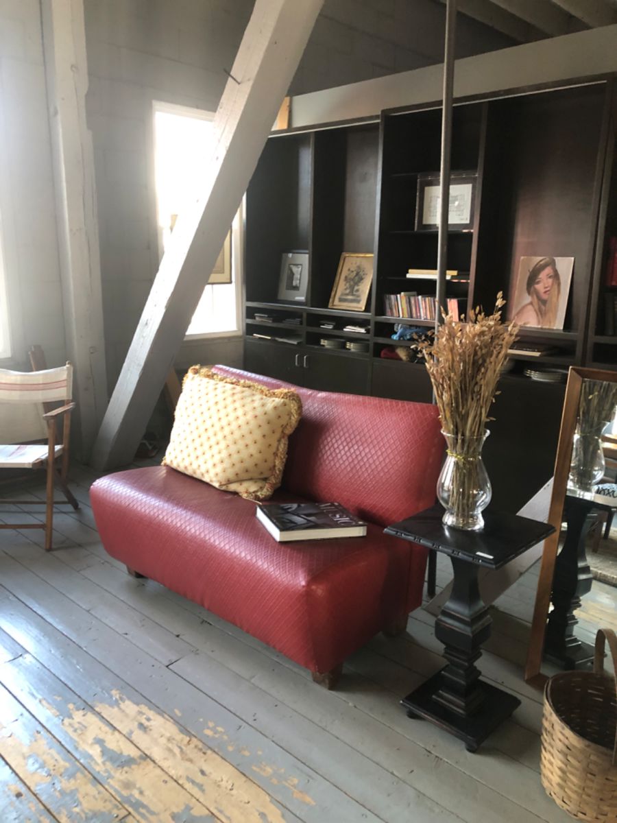 cool leatherette banquet !black pedestal table, mid century mirror 