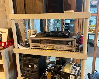 Nice selection of vintage electronics 