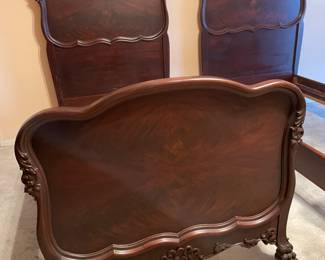 Twin beds. Gorgeous!