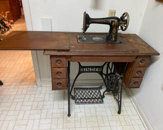 1904 Singer Sewing Machine (Non Working)