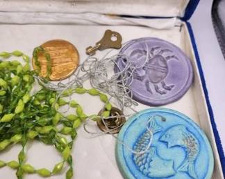 VINTAGE JEWELS AND COINS. IN VINGAGE CASE. 