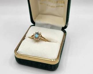  VINTAGE WOMENS RING. VERY NICE. *Unknown stone