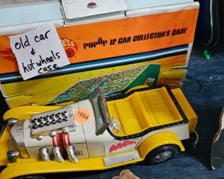 OLD CAR AND HOT WHEELS CASE