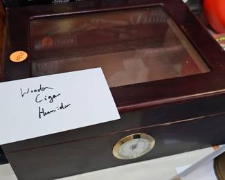 WOODEN CIGAR HUMIDIFIER