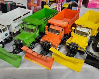 TOY SNOW TRUCKS