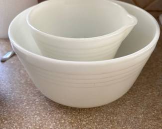 Pyrex Mixing Bowls Set of 2 