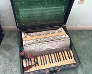 HUGO RAUNER Virtuoso Piano Accordian in Hard Case 