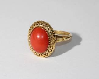 18kt yellow gold Vintage Coral Ring features high quality Salmon colored oval cabachon coral approx 8ct set in heavy gold chased mounting, 7.01 grams total weight, size 8.25