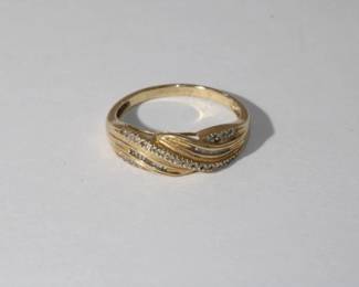 14kt yellow gold Diamond Band Ring with 5 rows of round and bquette diamonds set in twisted crossover style ring, 3.50 grams total weight, size 9.25