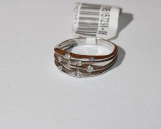10kt white gold Diamond Ring 2.5 grams total weight