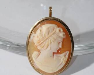 14kt yellow gold Cameo Pendant/Pin with right facing classic beauty approx 1.5" in length and .75" wide, 4.6 grams total weight