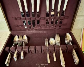 Prestige" "Grenoble" Four Star Plate w/Chest -
8 Dinner Forks / 8 Salad Forks / 8 Dinner Knives / 8 Tablespoons / 7 Teaspoons / 6 Iced Tea Spoons / 1 Butter Knife / 1 Sugar Shell