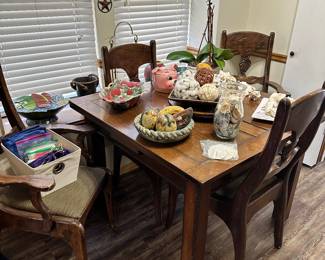 Wood Expandable Table with 4 Chairs, Decor