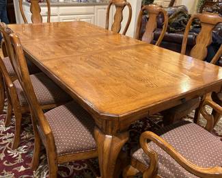 BEAUTIFUL DINING TABLE WITH 8 CHAIRS