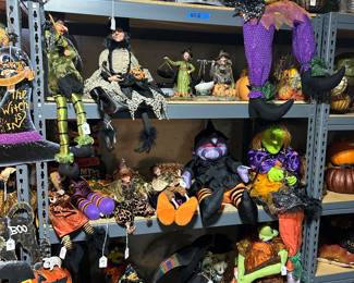 LOTS OF HALLOWEEN DECORATIONS