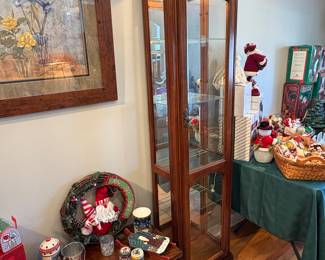 Pulaski Furniture Lighted Curio Cabinet 