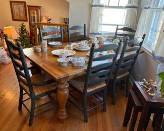 Broyhill Extendable Dining Set 